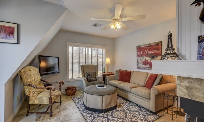 Nob Hill House | 2 BR near the courthouse square AVAILABLE due to last minute renter cancellation