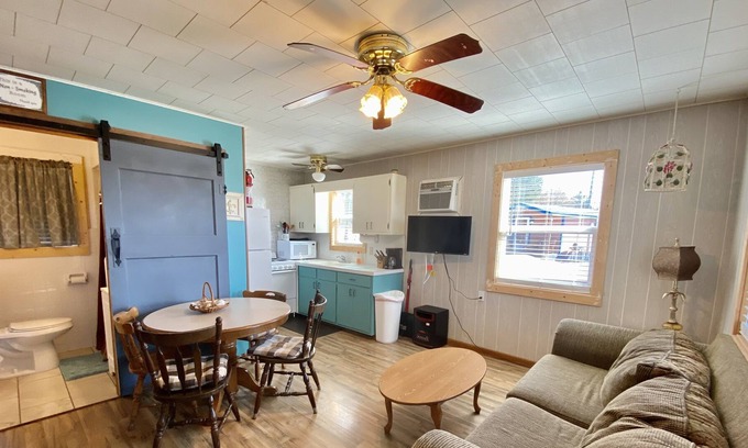 Diamond City Cottage | 2 Brdm House at Diamond City Lakeside Resort. Perfect for Family and Friends!