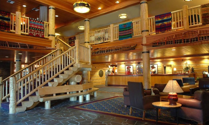 Vancouver Hotel | 2 Charming Lodge-Style Rooms w/Heated Pool & Courteous Staff