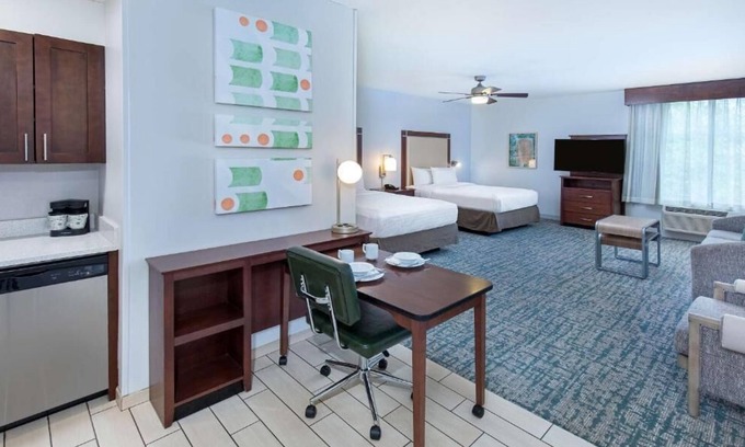 Sandy Springs Hotel | 2 Family-Friendly Suites in Dunwoody: Free Breakfast & Pool Access