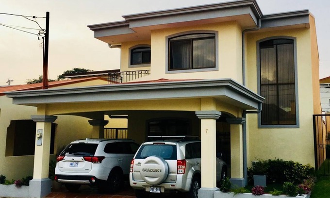 Guacima House | 2-floor, 3-bedroom house/AC/WiFI/10 mins from SJO and 15 mins from Parque Viva.