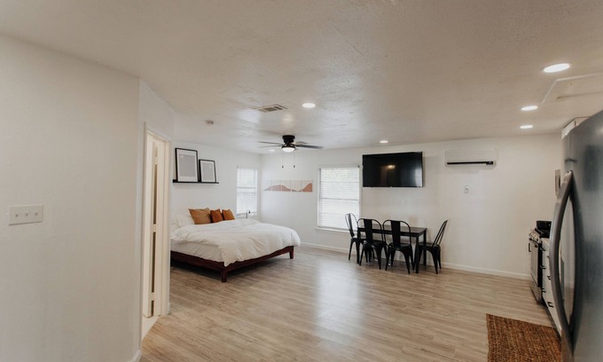 Waco House | 2 Full Units Quiet Culdesac w/Private Pickleball - Sleeps 10