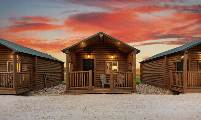 St. Charles Cabin | #2 Jeep Cabin, Newly Remodeled! AC! New Beds! Sleeps 4