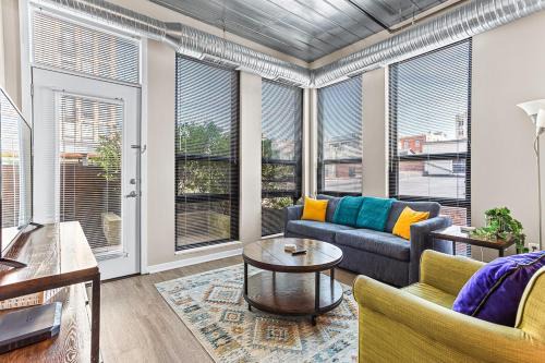 Old West Side Apartment | 2 King Bed Spacious Apt Downtown Close to it All
