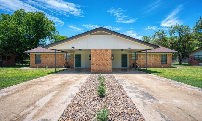 New Braunfels House | 2 King Beds - Comal Hip Haven - Near downtown New Braunfels!