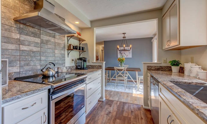 Harlow House | 😔🌿2 King Beds Fenced backyard 4 Miles—>Autzen🏈 2 Patios Prof. Cleaned Ping pong🏓