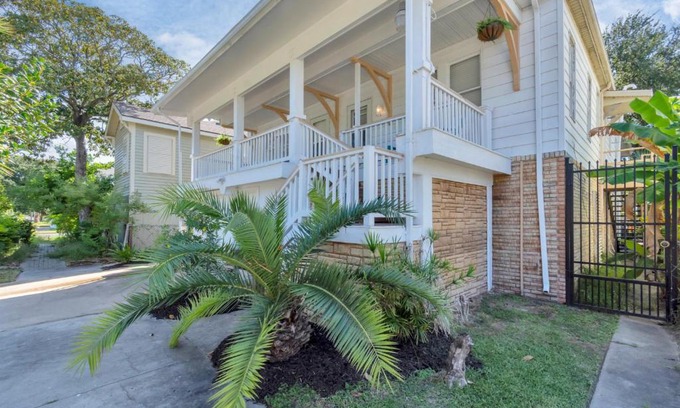 San Jacinto House | 2 Kitchens,2 Living Rooms,4 Bedrooms-Close to all!