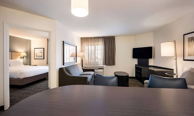 Warren Apartment | 2 Large Suites with Private Kitchens! Pets Allowed! Near the Downtown Royal Oak!