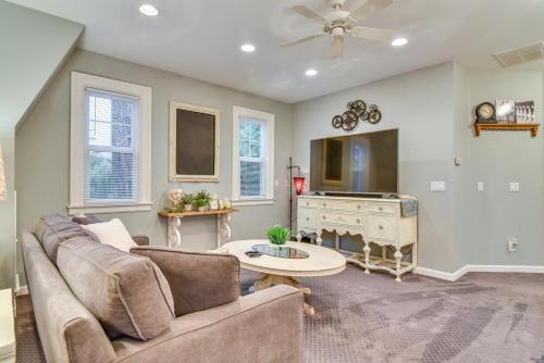 Oak Grove House | 2 Mi to Bay Park Charming Milwaukie Getaway