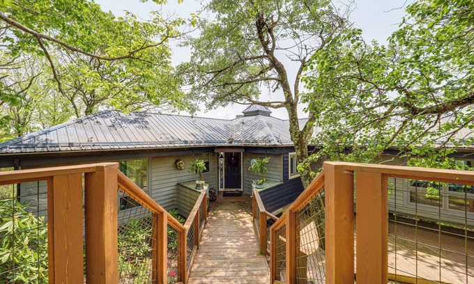Seven Devils House | 2 Mi to Otter Falls: Hot Tub Haven in Seven Devils
