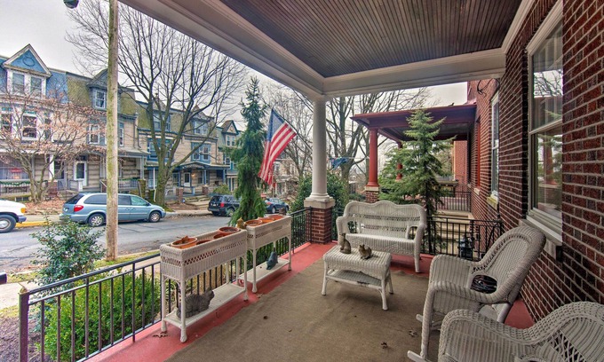 Reading House | 2 Mi to Reading Pagoda: Spacious Home w/Deck!
