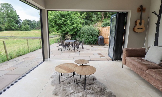 Lakeside House | 2 mins Lake Windermere! Gorgeous quiet property, slps 8 (4 bedrooms, 3 bathrms)
