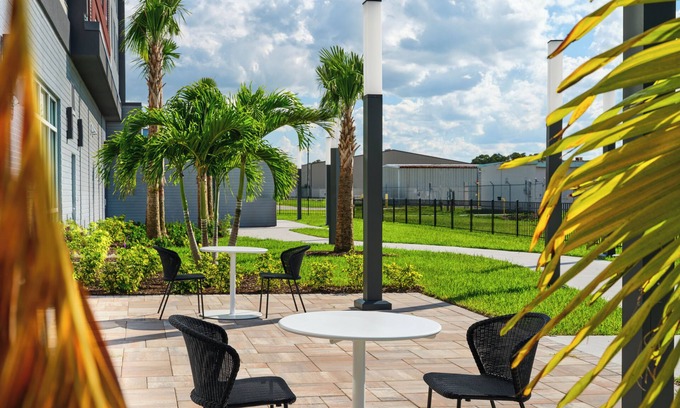 Melbourne Hotel | 2 Modern Rooms w/Sofa bed Ideal for Family Stay | 10 Mins Drive to Downtown