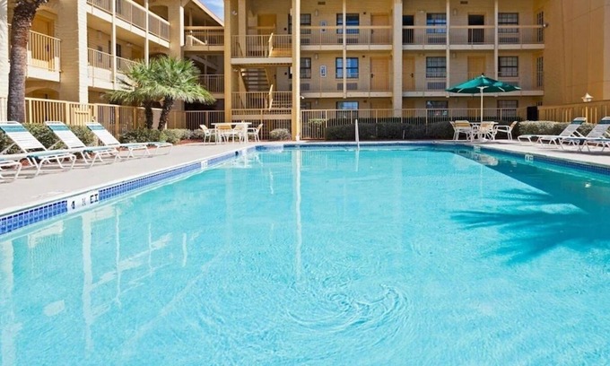Orlando Hotel | 2 Pet-Friendly Rooms | Free Breakfast & Parking | Pool | Close to Orlando Fun