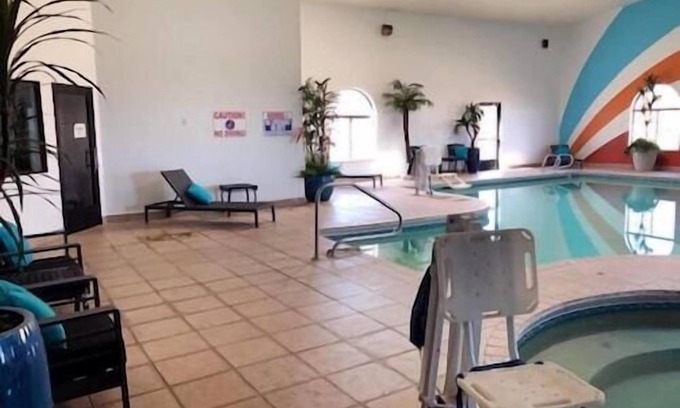 Window Rock Hotel | 2 Pet-friendly Units Near Navajo Nation Council Chambers! Pool Access & Hot Tub!