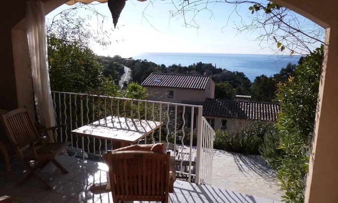Theoule-sur-Mer Apartment | 2-room apartment with sensational sea view, south-facing, close to the beach.