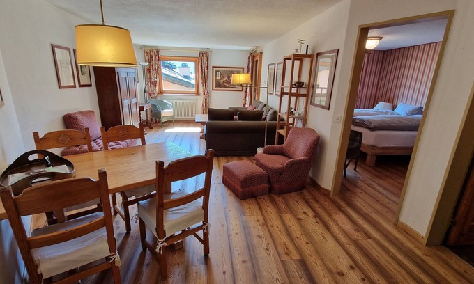 Silvaplana Apartment | 2-room flat, height underground parking, cosy living room with sheltered balcony