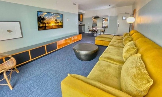Venice Hotel | 2 Rooms Near Venice Boardwalk | Balcony | Rooftop | Free Breakfast