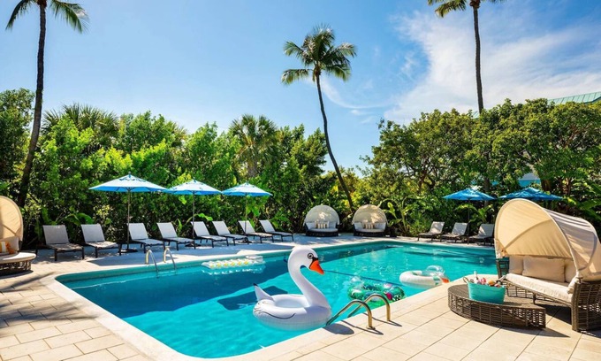 Islamorada Hotel | 2 Rooms w/Queen Beds, Balcony, 3 Outdoor Pools, Free Parking & Pet Friendly