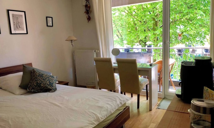 Altona-Altstadt Apartment | 2 rooms with balcony in Altona with breakfast snack