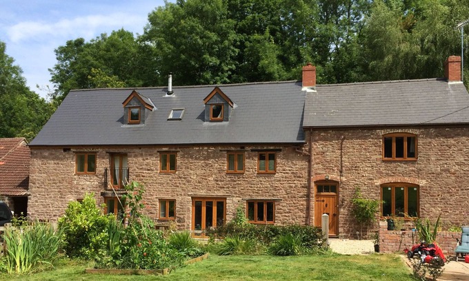 Lydney Apartment | 2 self contained bedrooms with private garden in beautiful old mill.