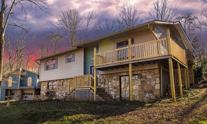 Louisville House | 2 Spacious Homes near Knoxville - 6BRs, sleeps 16