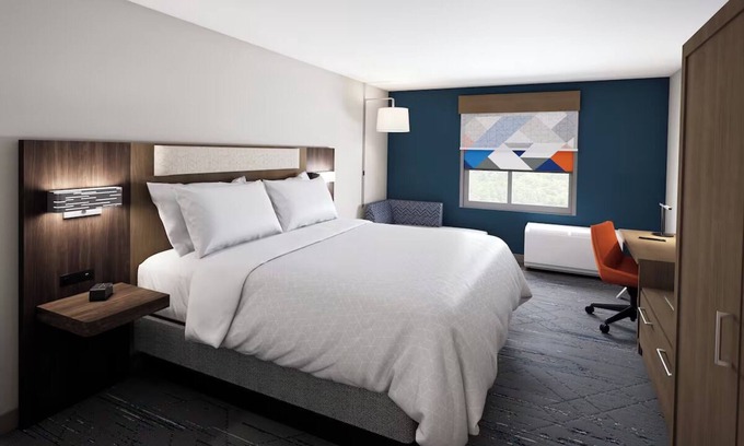 West Kissimmee Hotel | 2 Spacious Rooms Near Disney's Animal Kingdom – W/5 Pools & Free Shuttle