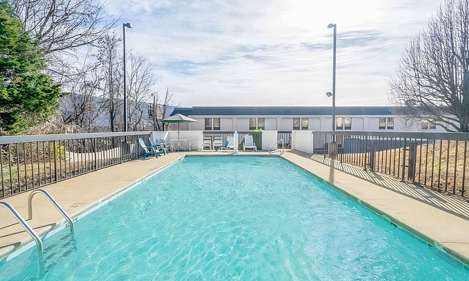 Lookout Valley Neighborhood Association Hotel | 2 Units Minutes from Rock City & Lookout Mountain, Pool Access! Pets Allowed