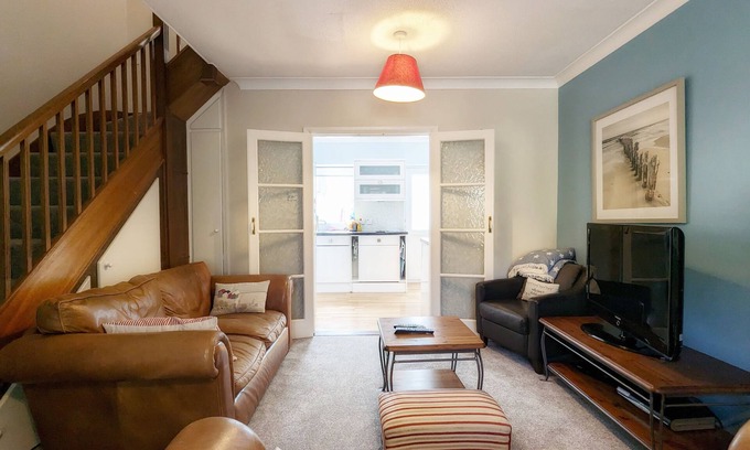 West Wittering Cottage | 2 Walled Garden Cottages - a cottage that sleeps 5 guests in 2 bedrooms