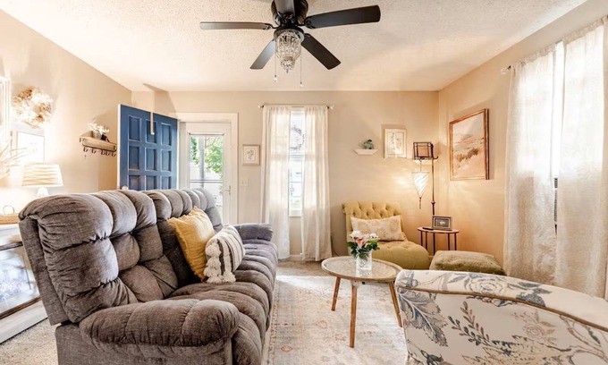 Cayce Cottage | 2 Weeks to Monthly- Comfy 2-bedroom cottage peacefully nestled in fabulous Cayce