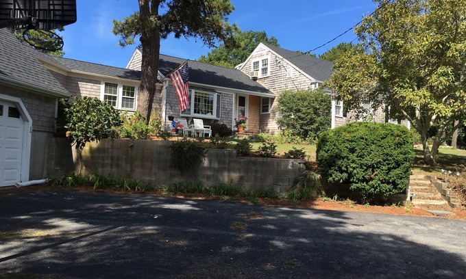 South Harwich House | 2-wing home for large/multi-generation family/friends, cul de sac, beach ~ 1 mi.