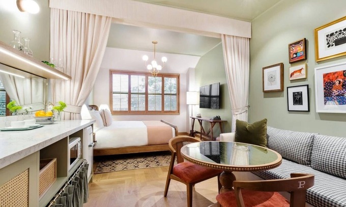 Hyde Park House | 2 x The Deluxe King at Palihouse Hyde Park Village, Pets Allowed!