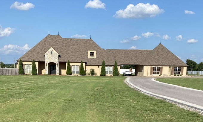 Kiefer House | 20 mins to downtown Tulsa. Beautiful, luxury home on 10 acres,
