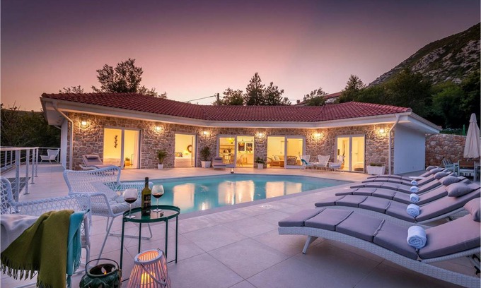Drivenik House | 200 m² House ∙ 5 bedrooms ∙ 12 guests