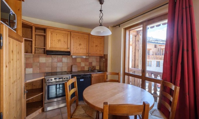 Lanslevillard Apartment | 200m from ski slopes, fitness, swimming pool, sauna, hammam, balcony, tv, ski locker, 30m²