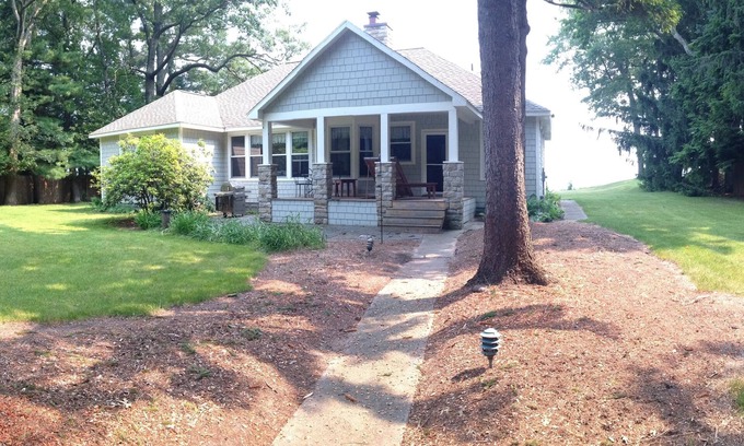 Montague House | 2025 NEW LISTING! Whispering Waters Private 3-bedroom Cottage. Montague, MI