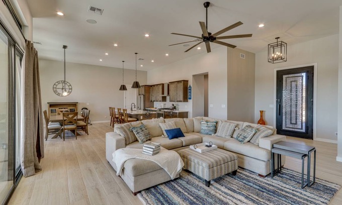 Apache Junction House | 207 m² House ∙ 3 bedrooms ∙ 8 guests