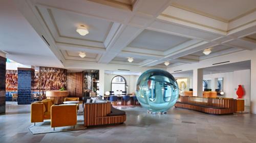 Downtown West Hotel | 21c Museum Hotel St Louis