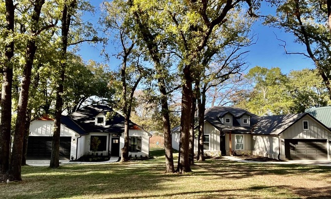 Gun Barrel City House | 24 Guest Lake Front, Hot Tub, Jet Ski, Boat Rental
