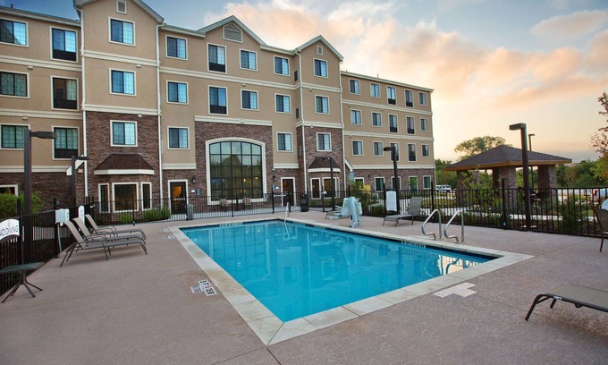 Sweetbriar Condo | 24 Hour Business Center + Heated Outdoor Pool | Close to Downtown Austin