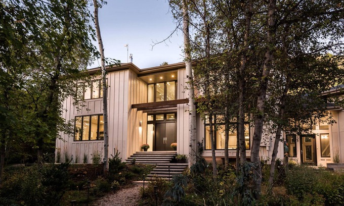 Mount Pleasant House | 25-Bed, Amenity-Rich Estate in a Private Forest
