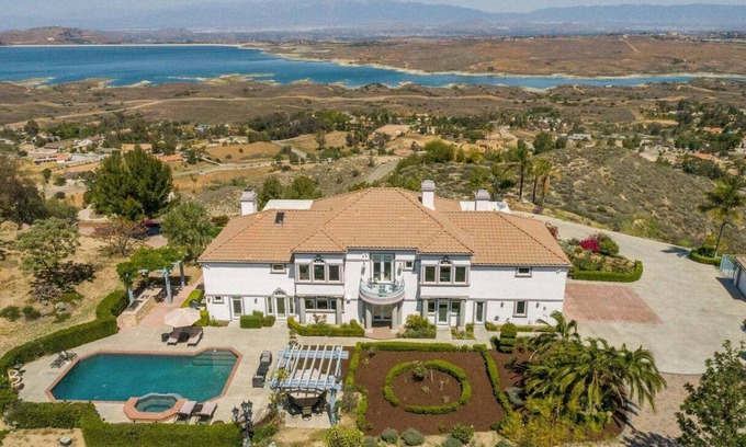 Perris House | 25% Off Sept WkDays W/Pool & Hot Tub, Great Views!