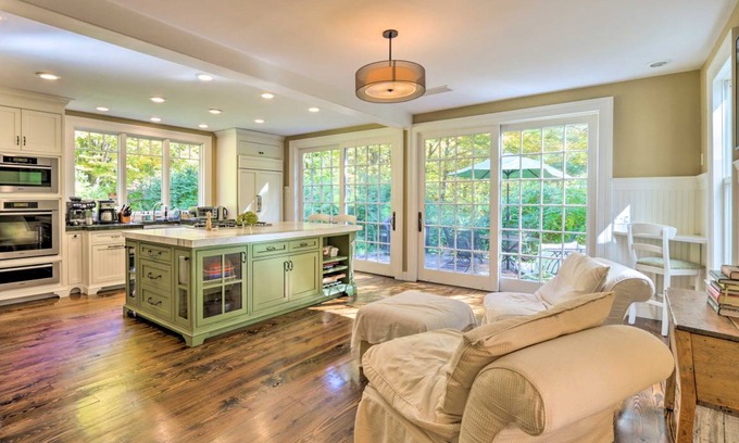Roxbury House | 278 m² House ∙ 3 bedrooms ∙ 6 guests