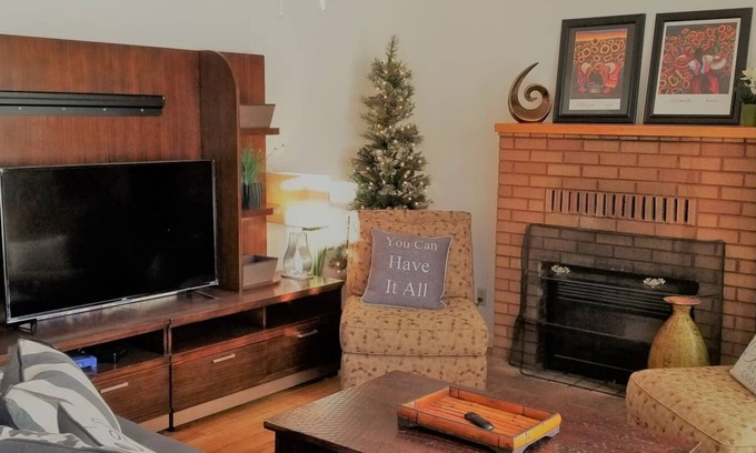 Klamath Falls House | 28+Day Stay⭐Smarthouse HDTV | 2 Kings + Queen | BBQ Firepit Patio Set | Keuri