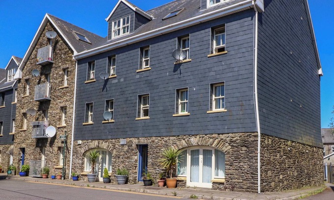 Clonakilty Cottage | 28 LONG QUAY, family friendly in Clonakilty, County Cork