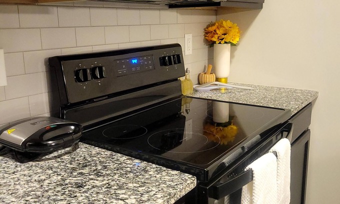 Bel Aire House | 29-day min stays- Pet-friendly home, In-unit laundry, and reliable WiFi.