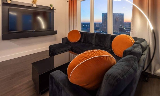 Home Park Apartment | 2B King Suite w/Skyline Views