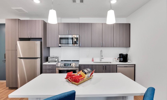 Jewell Heights - Hoffman Heights Apartment | 2B2B Modern Apt with Amenities