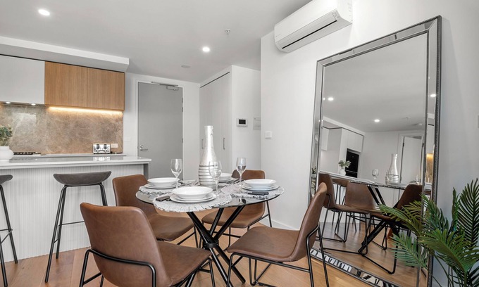 Melbourne Central Business District Apartment | 2B2B Next to Flagstaff Gardens with free parking!