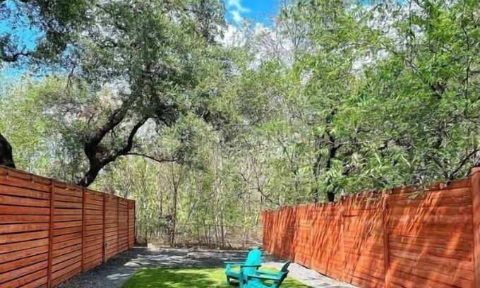 South Lamar House | 2B3B+Studio: Great yard+deck mins to downtown